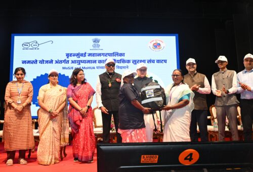 Maharashtra Governor and dignitaries at TB Free Mumbai health camp for women waste pickers